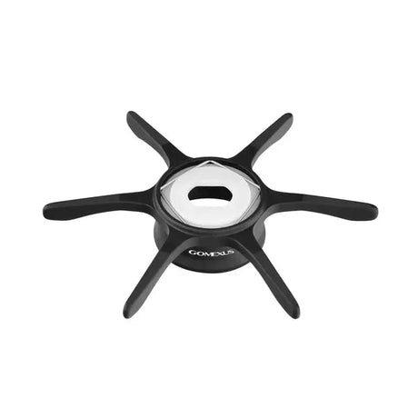 Der Gomexus Sternbremsen-Knopf (60 mm) für die Shimano Antares 19 verfügt über ein Sechsspeichen-Sterndesign, eine zentrale Befestigungsbohrung und das „Gomexus“-Logo und bietet optimalen Halt. Das Produkt ist auf weißem Hintergrund abgebildet.