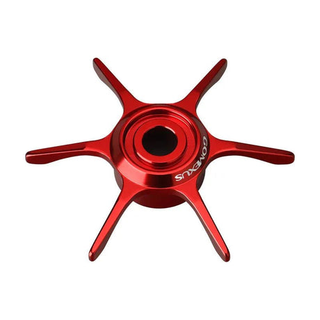 Eine rote Gomexus Sternbremse 65 mm Aluminium mit sechs Speichen und einem zentralen Loch, von oben betrachtet. Eine Speiche trägt das GOMEXUS-Logo. Das schlanke Design ist kompatibel mit Daiwa Baitcastrolle Stardrag-Systemen.