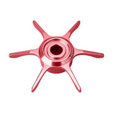 Eine metallisch pinke, sechsspeichige, sternförmige Fahrradnabe im Stardrag-Design mit „Gomexus“-Branding vor weißem Hintergrund. Produkt: Gomexus Sternbremse 65 mm | Daiwa.