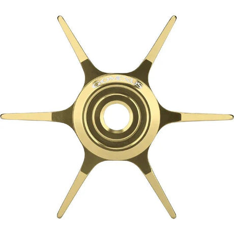 Die Gomexus Sternbremse Aluminium 64 mm für Abu Garcia ist ein goldenes, sechsspeichiges, sternförmiges Upgrade-Teil mit einem zentralen Loch und der Gravur „Gomexus“, von oben auf weißem Hintergrund dargestellt.