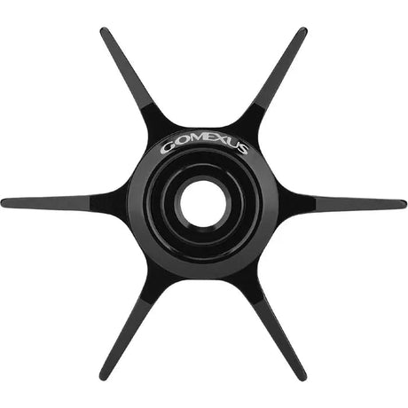 Von oben ist ein schwarzer, sechsspeichiger, sternförmiger Gomexus Sternbremse-Aluminium-64-mm-Power-Handle-Knopf für Abu Garcia zu sehen, der über eine zentrale Nabe mit dem weißen Gomexus-Logo verfügt.