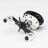 Eine Nahaufnahme der Gomexus Sternbremse Carbon 60 mm von Gomexus für Abu Garcia, einer schwarz-weißen Carbon-Baitcast-Rolle mit Doppelgriffen und Einstellrad, isoliert auf einem schlichten weißen Hintergrund.