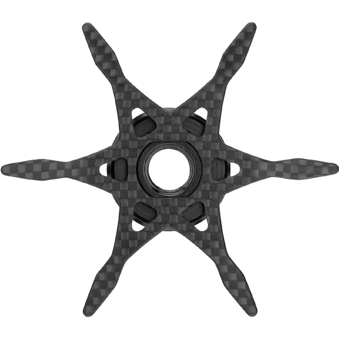 Die Gomexus Sternbremse Carbon 60 mm von Gomexus ist eine sechsarmige, schwarze Carbonfaser-Spinne mit karierter Oberfläche und zentraler, kreisförmiger Öffnung (von oben betrachtet). Entwickelt für Abu Garcia, bietet sie sowohl Stärke als auch Präzision.