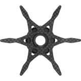 Die Gomexus Sternbremse Carbon 60 mm von Gomexus ist eine sechsarmige, schwarze Carbonfaser-Spinne mit karierter Oberfläche und zentraler, kreisförmiger Öffnung (von oben betrachtet). Entwickelt für Abu Garcia, bietet sie sowohl Stärke als auch Präzision.