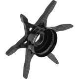 Ein schwarzer, fünfarmiger Fahrradkurbelstern aus Carbon mit mittigem Gewindeloch, der Marke „Gomexus“, aus der Linie Gomexus Sternbremse Carbon 60 mm | Abu Garcia, schräg auf weißem Hintergrund dargestellt.