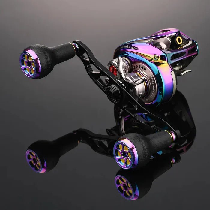 Ein metallisch regenbogenfarbener Gomexus Super Duralumin 120-mm-Griff mit 27-mm-Aurora-TPE-Knöpfen (7 x 4 mm) von Gomexus ruht auf einer reflektierenden schwarzen Oberfläche und zeigt komplizierte Details und ein futuristisches Design.