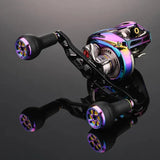 Ein metallisch regenbogenfarbener Gomexus Super Duralumin 120-mm-Griff mit 27-mm-Aurora-TPE-Knöpfen (7 x 4 mm) von Gomexus ruht auf einer reflektierenden schwarzen Oberfläche und zeigt komplizierte Details und ein futuristisches Design.