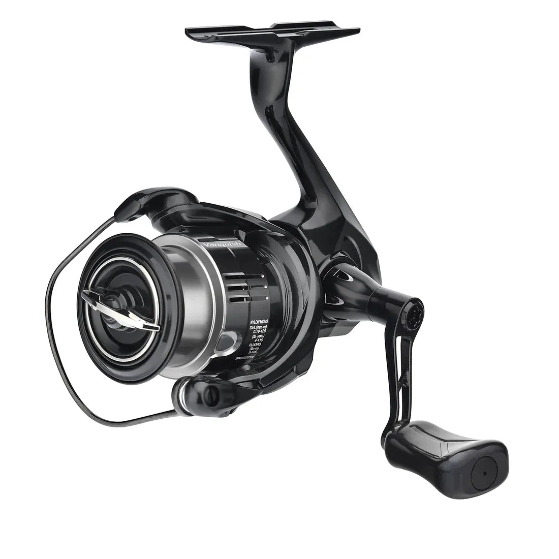 Eine Nahaufnahme des 35-mm-Griffs Gomexus Super Duralumin mit einem 21-mm-Verbundknauf von Gomexus, dargestellt auf einer modernen schwarz-silbernen Angelrolle mit Schnurbügel, isoliert auf Weiß.