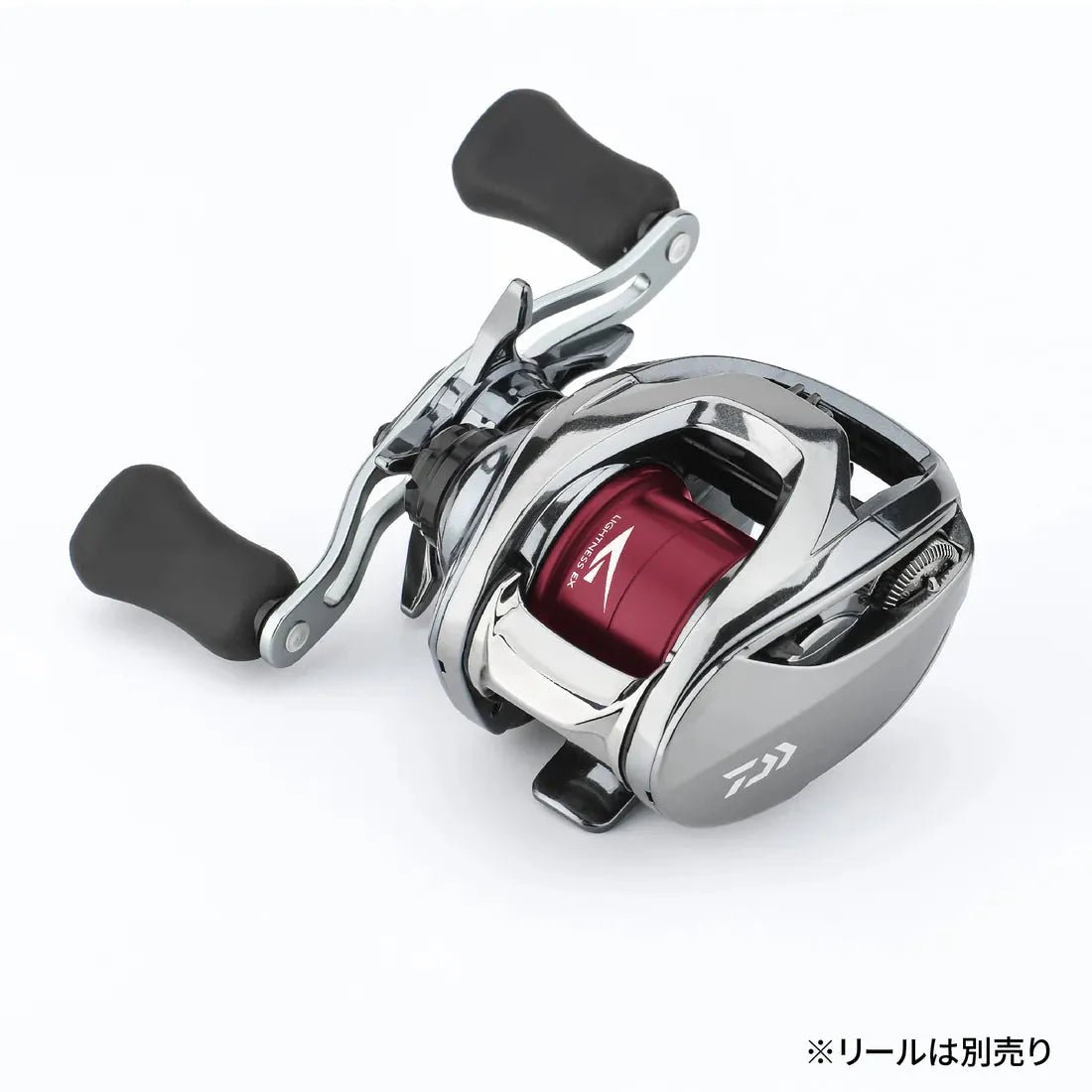 Auf weißem Hintergrund ist eine silber-rote Gomexus Super Duralumin Spule | Steez SV TW Baitcastingrolle mit schwarzen Griffen abgebildet. In der unteren rechten Ecke erscheint japanischer Text.