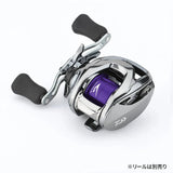 Eine silber-schwarze Angelrolle mit einem CNC-gefrästen Aluminiumrahmen und einer auffälligen violetten Gomexus Super Duralumin Spule für Steez SV TW mit zwei schwarzen Griffen steht vor einem schlichten weißen Hintergrund mit japanischem Text unten rechts.