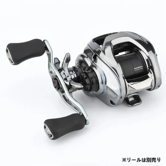 Eine Nahaufnahme der Gomexus Super Duralumin Spule | Steez SV TW von Gomexus, einer metallischen Baitcasting-Rolle mit zwei schwarzen Griffen und einem kompakten CNC-Aluminium-Design, dargestellt auf einem weißen Hintergrund mit japanischem Text in der Ecke.