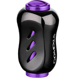 Der Gomexus Titanium 22 mm Knopf in Schwarz | Lila zeichnet sich durch den Schriftzug "GOMEXUS" in Weiß, drei abgewinkelte Schlitze, eine glänzende Oberfläche und eine reibungslose Drehung mit hochwertigen Edelstahl Kugellagern aus.