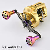 Eine Nahaufnahme eines metallischen Rollengriffs mit dem Gomexus Titanium Power Knob 30 mm TA30 in Regenbogenfarben, befestigt an einer goldenen Rolle. Der japanische Text lautet: ※リールは別売りです (Die Rolle ist separat erhältlich). Marke: Gomexus.