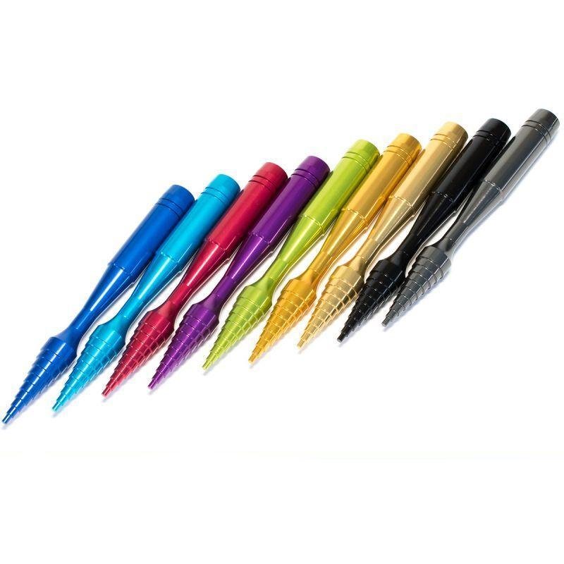 Neun spiralförmige, kegelförmige Hedgehog Studio Bearing Check Tool Pro-Werkzeuge von Hedgehog Studio, jedes mit stiftartigem Griff und einzigartigen Metallic-Farben – Blau, Pink, Gold, Grün, Schwarz, Silber – werden in einer Reihe präsentiert. Ideal für Lagerprüfungen und -diagnosen.