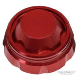 Auf einem weißen Hintergrund ist ein roter, metallischer Hedgehog Studio Handle Screw Cap mit geriffelten Kanten und einer glatten, flachen Oberseite mit einem schwachen HEDGEHOG STUDIO-Wasserzeichen in der unteren rechten Ecke abgebildet.