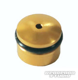 Die Hedgehog Studio Knob Cap für Daiwa Finesse Knobs ist ein kleines, rundes, goldenes Duraluminium-Bauteil mit einem zentralen Loch, einem schwarzen O-Ring und dem Hedgehog Studio-Logo – perfekt zum Aufrüsten Ihrer Angelrolle oder Daiwa Finesse Knobs.