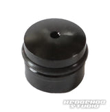 Die Hedgehog Studio Knob Cap für Daiwa Finesse Knobs ist ein kleines, rundes, schwarzes Duraluminium-Bauteil mit zentralem Loch und geriffeltem Ring, ideal für Angelrollen-Upgrades. Das Hedgehog Studio Logo erscheint in der unteren rechten Ecke.