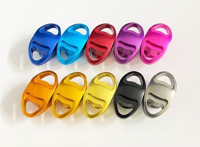 Zehn Hedgehog Studio Knob Caps für Shimano (20 Metanium, 22 Metanium Shallow Edition, 20 SLX DC) werden in zwei Reihen auf einer weißen Oberfläche in acht Farben angezeigt: Blau, Rot, Lila, Pink, Orange, Gelb, Schwarz und Silber.