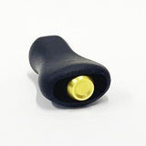 Eine schwarze, ovale Hedgehog Studio-Knopfkappe für Shimano 23 Vanquish, 22 Aldebaran BFS und 23 Calcutta Conquest BFS mit einem goldenen Metallknopf an einem Ende, abgebildet auf einem schlichten weißen Hintergrund.