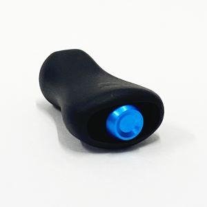 Eine kleine schwarze Hedgehog Studio-Knopfkappe für Shimano 23 Vanquish, 22 Aldebaran BFS oder 23 Calcutta Conquest BFS liegt auf einem schlichten weißen Hintergrund und weist eine abgerundete Form mit einem metallisch blauen Ende auf.