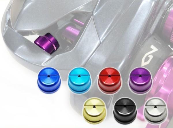 Nahaufnahme der Hedgehog Studio Shimano Level Wind Cap für 22 ALDEBARAN BFS, 23-20 Metanium, 19 ANTARES und 22-18 Bantam MGL – ideal für Individualisierungsfans, die ein Farbtuning im Stil von Shimano Baitcaster-Designs suchen.