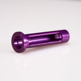 Ein glänzend violettes, zylindrisches Teil aus dem Hedgehog Studio Wormshaft Level Wind Pipe Set für Shimano Metanium & Bantam ruht auf einer weißen Oberfläche – perfekt für eine präzise Schnurverlegung.
