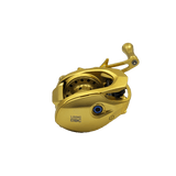 Eine goldfarbene Loongze Airlite - A100 Air DBC Angelrolle mit Griff, sichtbarer Spule und elektromagnetischer Bremskontrolle wird auf schwarzem Hintergrund gezeigt.