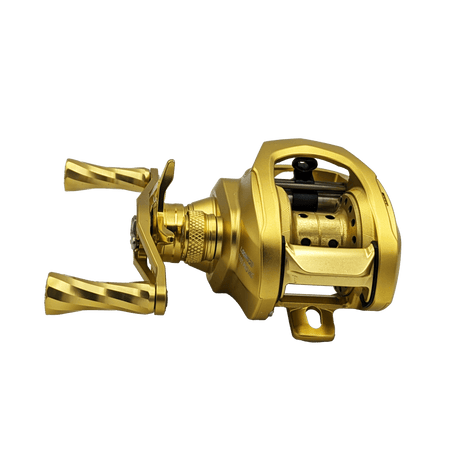 Die Loongze Airlite - A100 Air DBC, eine goldfarbene Baitcasting-Rolle mit zwei Griffen, Spule und Einstellknöpfen mit elektromagnetischer Bremssteuerung, wird vor einem schlichten schwarzen Hintergrund gezeigt.