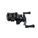 Eine schwarze Loongze Airlite - A100 Air DBC Baitcasting-Rolle mit zwei Griffen, einer 7,1-Gang-Kennzeichnung und einer elektromagnetischen Bremssteuerung von Loongze wird vor einem weißen Hintergrund gezeigt.