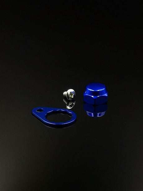 Die Kontermutter inkl. Teller (M7, verschiedene Farben) von RL-Angelrollentuning wird mit einer blauen Sechskantkappe aus Metall, einem passenden Ring mit Loch und einer kleinen silbernen Schraube auf schwarzem Hintergrund angezeigt.
