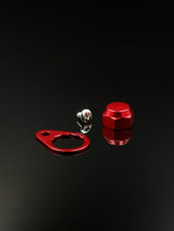 Ein Set mit drei RL-Angelrollentuning-Kontermuttern inkl. Platten | M7 | verschiedene Farben: eine silberne M7-Schraube, eine rote Sechskant-Kontermutter und eine rote Platte mit rundem Loch und länglichem Schlitz auf einer schwarz reflektierenden Oberfläche.