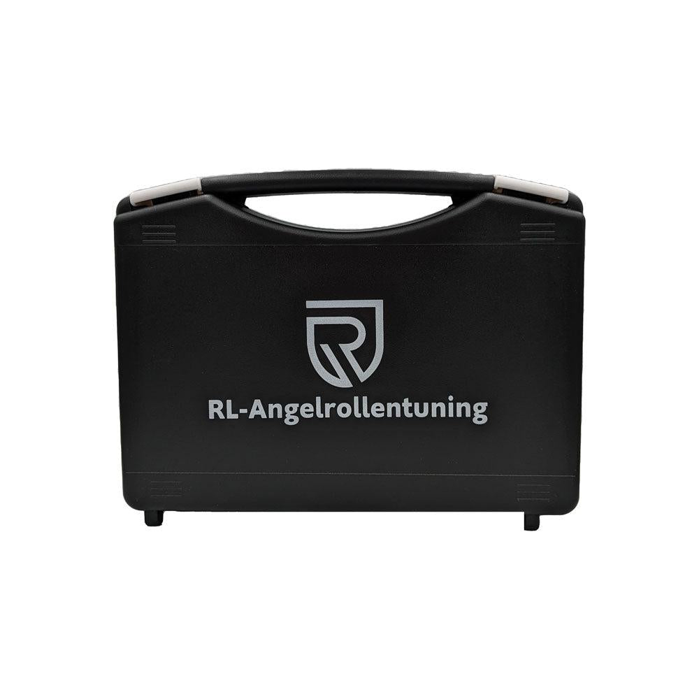 Eine schwarze Tragetasche aus Hartplastik mit Tragegriff, dem RL-Angelrollentuning-Logo und weißem Text – ideal zur Aufbewahrung Ihres Ready to Go Wartungskits oder Baitcaster-Zubehörs. Abgebildet auf schlichtem weißem Hintergrund.