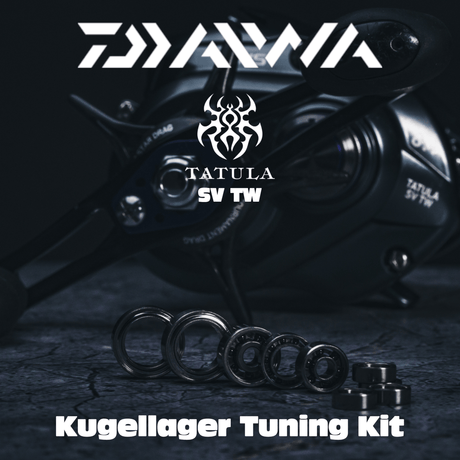 Eine Nahaufnahme der Daiwa Tatula SV TW-Rolle wird mit dem RL-TNG Komplett Kugellager Tuning Kit für Daiwa Tatula SV TW inkl. Wormshaft Bushings Upgrade von RL-Angelrollentuning vor einem dunklen Industriehintergrund angezeigt.
