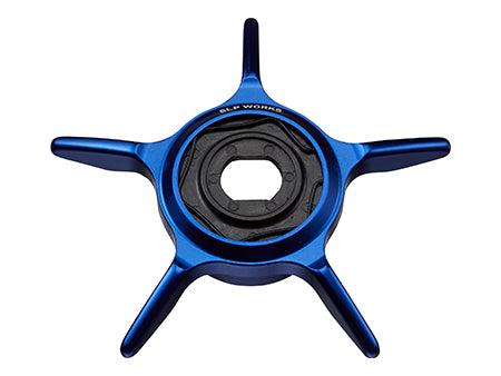 Das RL-TNG | SLP Works 24 Steez SV TW Color Kit in Blau von RL-Angelrollentuning, ein sternförmiger Kettenblattspider mit vier Armen und einer zentralen Montageöffnung, ist von oben vor weißem Hintergrund abgebildet.