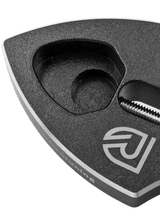 Eine Nahaufnahme des RL-TNG Spool Bearing Pin Remover mit Kreuzschlüssel von RL-Angelrollentuning, einem schwarz-silbernen dreieckigen Werkzeug mit einer Vertiefung und Schraube – ideal für das Tuning von Angelrollen oder die Reparatur von Baitcastern.