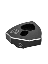 Der RL-Angelrollentuning RL-TNG Spool Bearing Pin Remover mit Kreuzschlüssel ist ein schwarzes, geometrisches Tuning-Tool für Angelrollen mit zwei Löchern, abgeschrägter Kante, eingraviertem Logo und sichtbarer Sechskantschraube, dargestellt auf einem schlichten schwarzen Hintergrund.