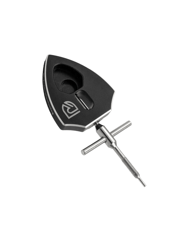 Der RL-TNG Spool Bearing Pin Remover mit Kreuzschlüssel von RL-Angelrollentuning ist ein schwarzes Metallwerkzeug mit Logo und T-Griff, ideal für Angelrollen Tuning und Baitcaster Reparatur, gezeigt vor schwarzem Hintergrund.