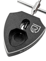 Eine Nahaufnahme des RL-Angelrollentuning RL-TNG Spool Bearing Pin Remover mit Kreuzschlüssel, einem schwarzen Werkzeug zum Tunen von Angelrollen – perfekt zum Sichern von Haken und ideal für die Baitcaster-Reparatur oder ähnliche Aufgaben.