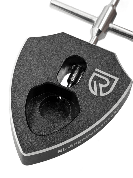 Eine Nahaufnahme des RL-Angelrollentuning RL-TNG Spool Bearing Pin Remover mit Kreuzschlüssel, einem schwarzen Werkzeug zum Tunen von Angelrollen – perfekt zum Sichern von Haken und ideal für die Baitcaster-Reparatur oder ähnliche Aufgaben.