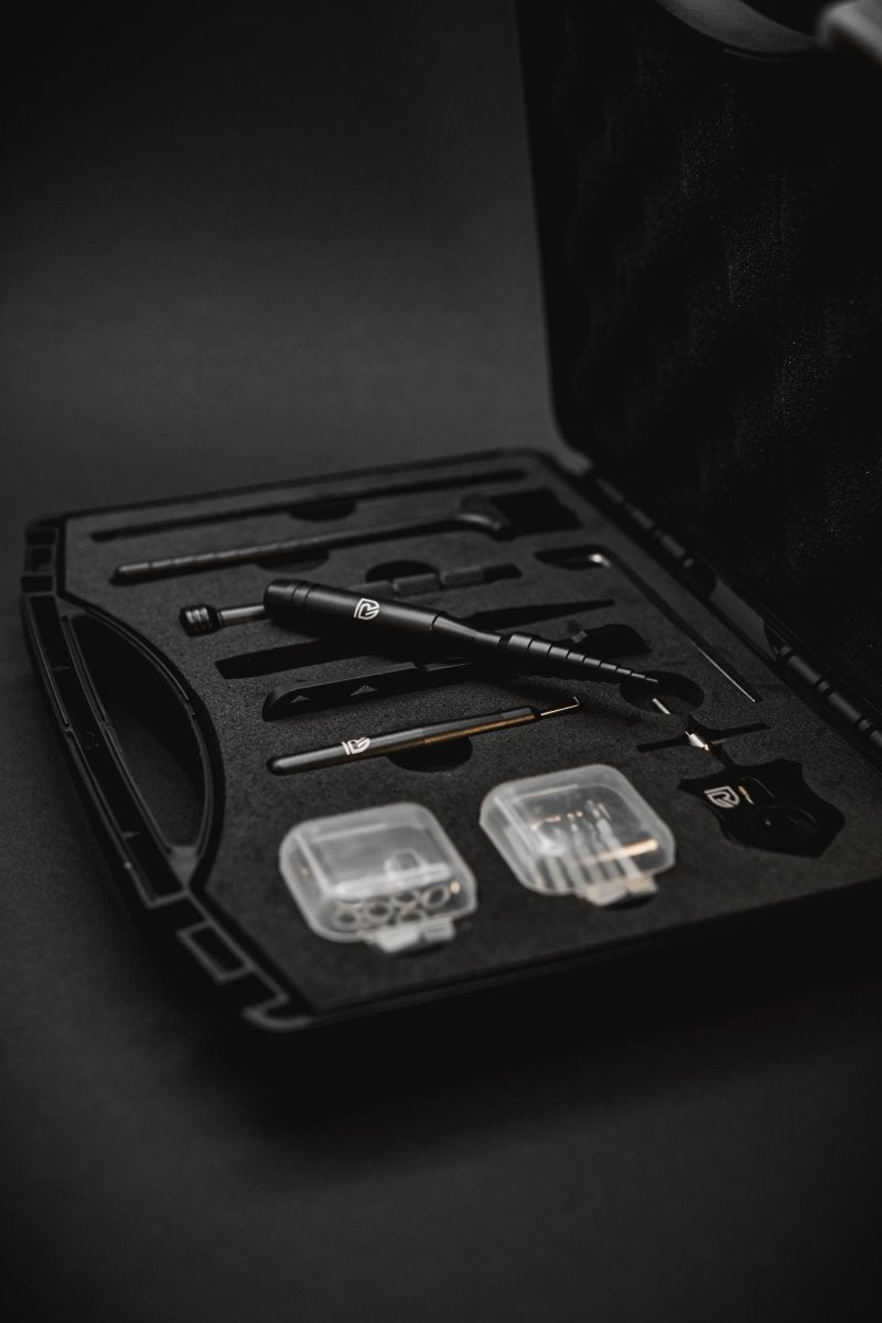 RL-TNG Wartungskit von RL-Angelrollentuning: Deine stylische Tacklebox fürs Baitcaster-Tuning! Im robusten, schwarzen Hardcase findest du alles für dein Angelrollen-Upgrade: Feine Präzisionswerkzeuge, ein cleveres Pen-Tool und zwei durchsichtige Aufbewahrungsboxen – ordentlich verstaut im Schaumstoff. Perfekt zum Pflegen, Schrauben und Tunen Ihrer Baitcaster-Rolle!.