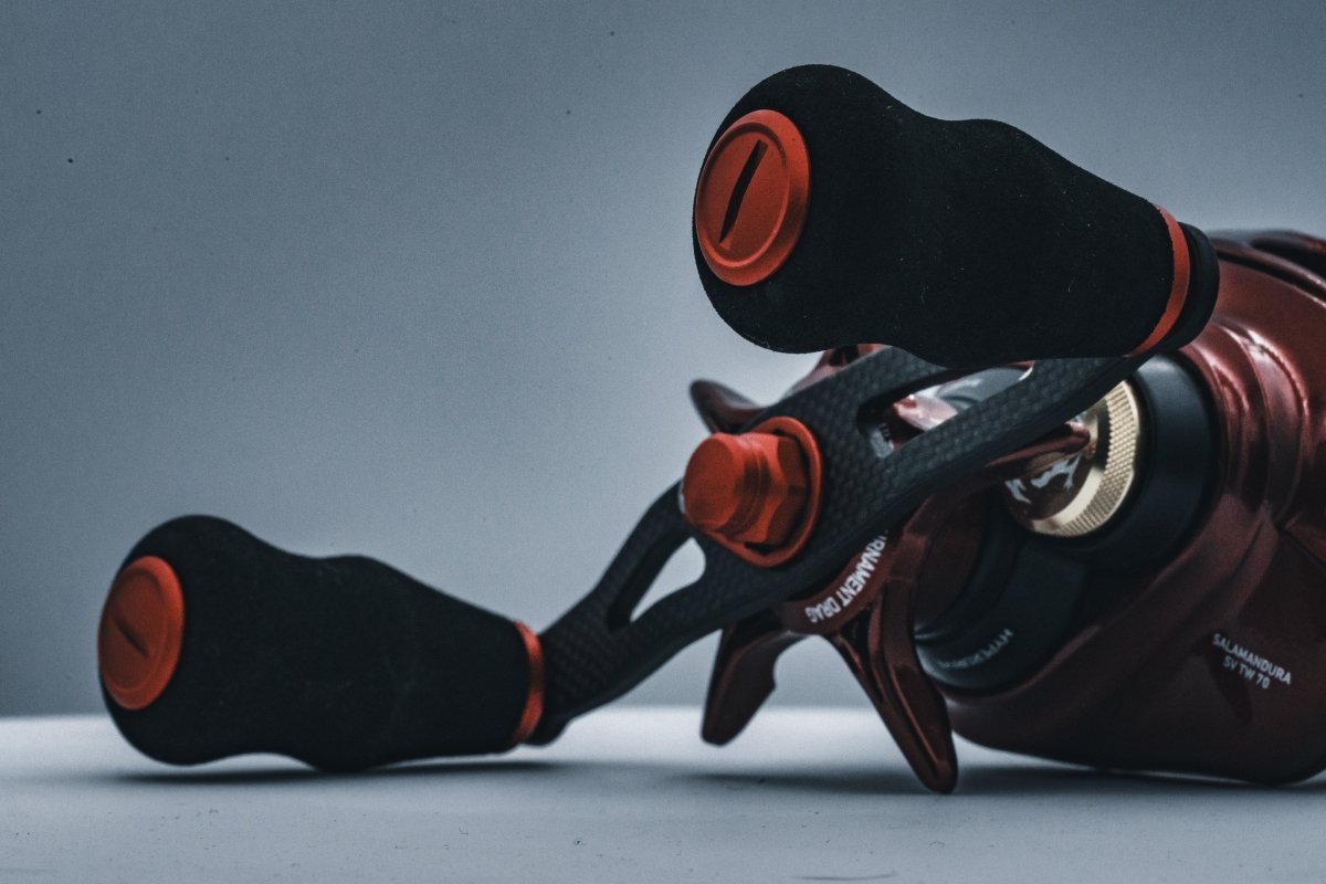 Nahaufnahme des RL-TNG OCT 24 EVA Knob-Griffs von RL-TNG mit langlebigen EVA-Griffen und auffälligen roten Akzenten, befestigt an einem metallischen Rollengehäuse vor einem neutralen grauen Hintergrund.