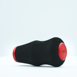 Der RL-TNG OCT 24 EVA Knob von RL-TNG ist ein schwarzer, ergonomischer Angelrollenknauf aus EVA mit roten, abgerundeten Enden und waagerechter Rille – für maximalen Grip. Das Produkt liegt waagerecht auf weißem Hintergrund.