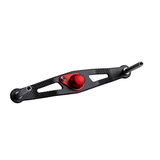 Der RL-TNG TGR 95 Carbon Handle | Baitcaster-Kurbel von RL-TNG in Rot ist ultraleicht, mit doppelten Metallstangen an jedem Ende, einem zentralen roten Knopf, der durch eine Schraube gesichert ist, sowie zwei langen Aussparungen für eine flexible Montage oder Gewichtsreduzierung.
