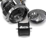 Eine Nahaufnahme einer zerlegten Angelrolle zeigt ein Metallgehäuse, eine abgenommene Abdeckung und eine schwarze Roro Lure BFS Titanium Spule CQ25-MG für 23 Calcutta Conquest BFS – ideal für Fans von Angelrollentuning-Zubehör.