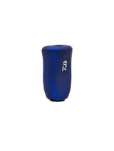 Ein blauer, ergonomisch geformter, zylindrischer RCS i-Shape Cork Knob von SLP Works mit einem kleinen Logo aus zwei weißen Pfeilen, hergestellt aus glattem Material und fotografiert vor einem weißen Hintergrund.
