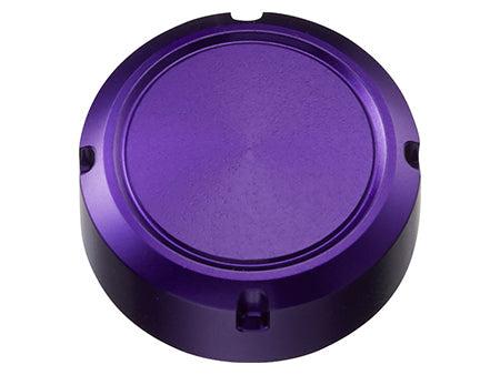 Der SLP Works 24 Steez SV TW Öleinspritzdeckel von SLP Works kommt in glänzendem Lila mit drei gleichmäßig verteilten Kerben - perfekt für Angelrolle Tuning Upgrades an Ihrem Daiwa '24 Steez SV TW.