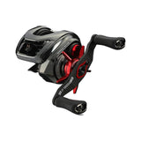 Eine schwarz-rote SLP Works 24 Steez SV TW Baitcasting-Rolle mit SLP Works Öleinspritzkappe für Angelrollen-Tuning und zwei Griffen wird auf weißem Hintergrund in einem kompakten, modernen Design präsentiert.