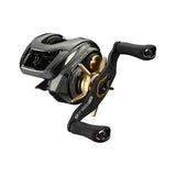 Eine SLP Works 24 Steez SV TW Öleinspritzkappe von SLP Works, entwickelt für fortschrittliches Angelrollentuning, wird auf einer kompakten schwarz-goldenen Daiwa-Rolle mit zwei Griffen und einem sichtbaren Getriebemechanismus vor weißem Hintergrund gezeigt.