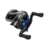 Die SLP Works 24 Steez SV TW SCL Star Drag Baitcasting-Rolle in Schwarz und Blau mit zwei Griffen und "SLP Works"-Schriftzug verfügt über ein präzises Star-Drag-System und ist auf einem weißen Hintergrund abgebildet.