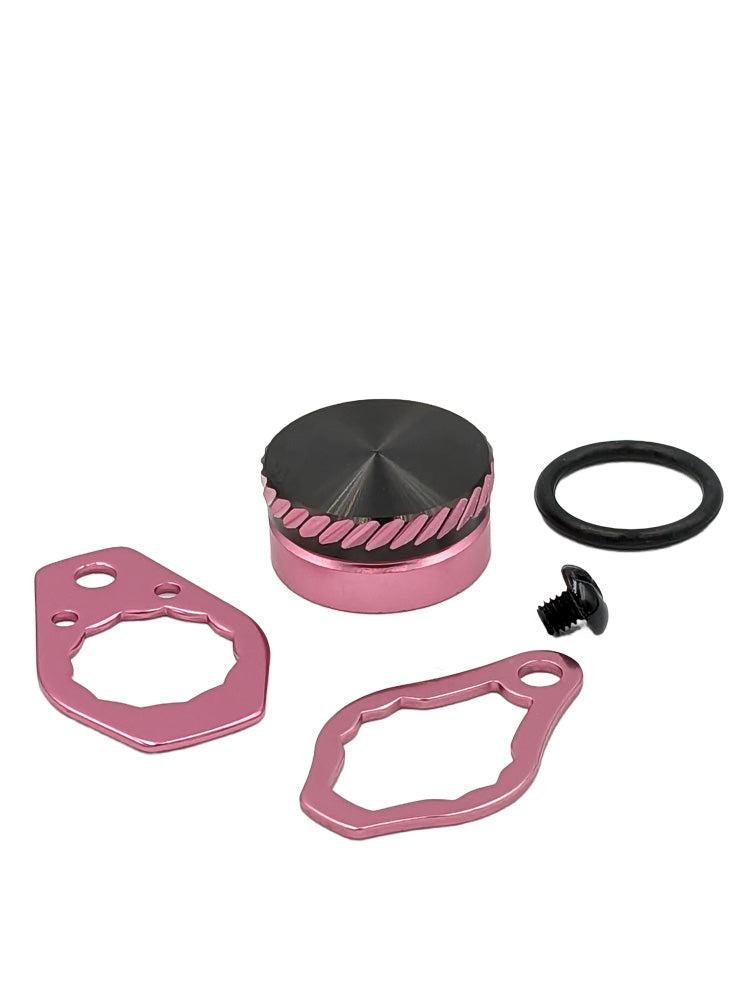 Das SLP Works MC Zero Adjuster Set von SLP Works besteht aus rosafarbenen und schwarzen Metallteilen, darunter eine runde Zero Adjuster Kappe, zwei Halterungen, eine Schraube und ein schwarzer O-Ring, die auf einem weißen Hintergrund abgebildet sind.